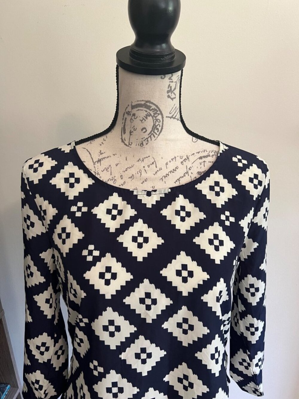 Timing Blue & White Geometric Aztec Print Blouse Shirt Classic M Office Career - Picture 2 of 8
